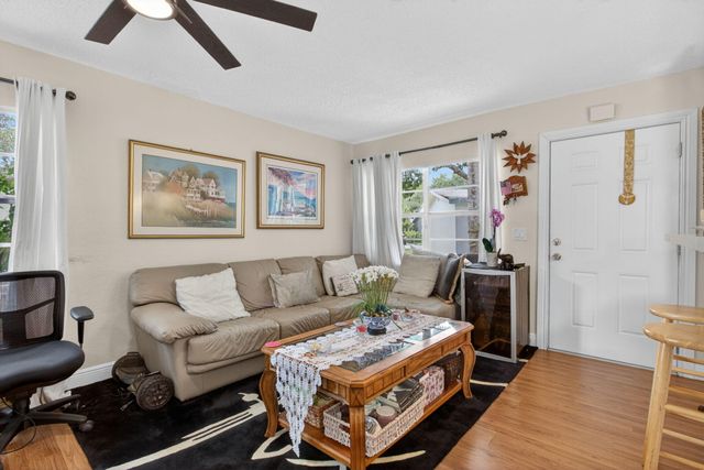 2002 SW Natura Boulevard B, Deerfield Beach, FL 33441