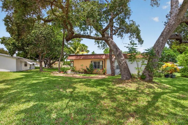 2002 SW Natura Boulevard B, Deerfield Beach, FL 33441