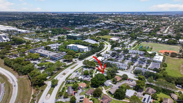 2002 SW Natura Boulevard B, Deerfield Beach, FL 33441