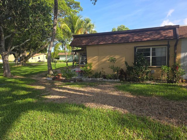 2002 SW Natura Boulevard B, Deerfield Beach, FL 33441