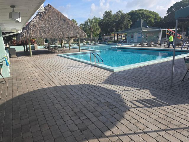 2002 SW Natura Boulevard B, Deerfield Beach, FL 33441