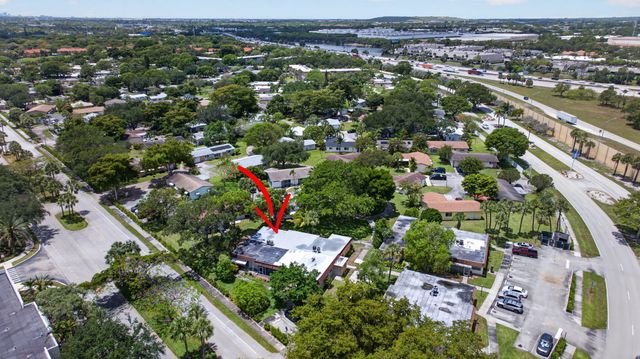 2002 SW Natura Boulevard B, Deerfield Beach, FL 33441