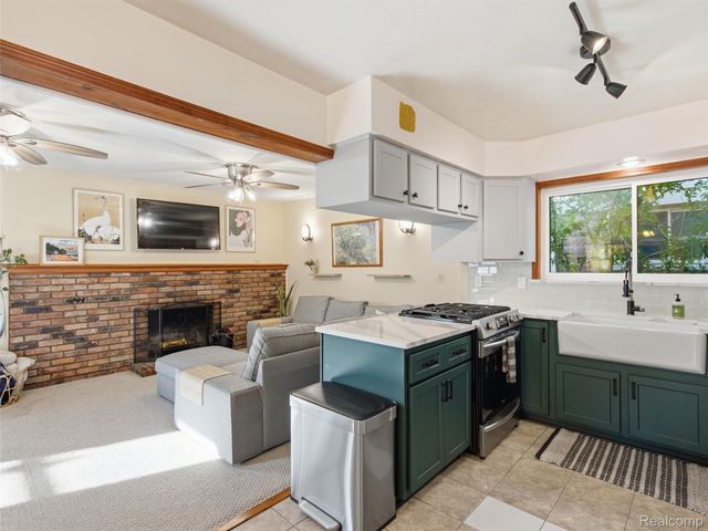 1405 W Elmwood Avenue, Clawson, MI 48017