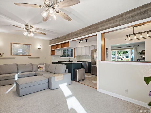 1405 W Elmwood Avenue, Clawson, MI 48017