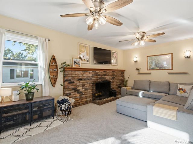 1405 W Elmwood Avenue, Clawson, MI 48017
