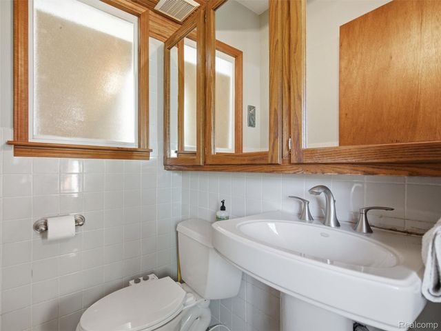 1405 W Elmwood Avenue, Clawson, MI 48017