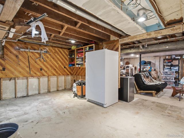 1405 W Elmwood Avenue, Clawson, MI 48017
