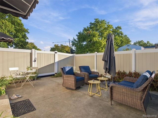 1405 W Elmwood Avenue, Clawson, MI 48017