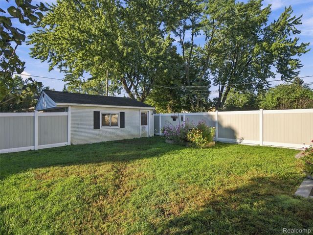 1405 W Elmwood Avenue, Clawson, MI 48017