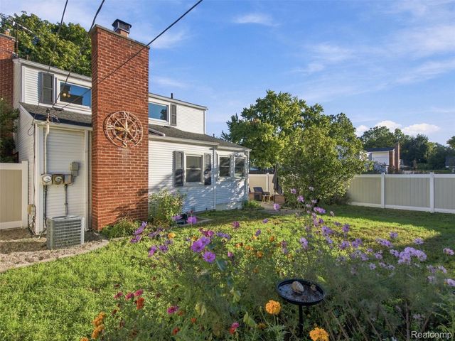 1405 W Elmwood Avenue, Clawson, MI 48017