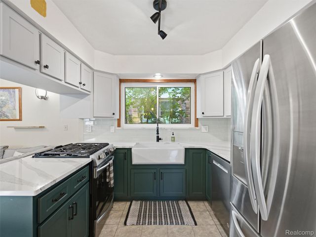1405 W Elmwood Avenue, Clawson, MI 48017