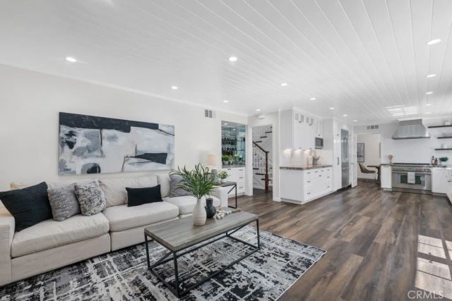 21438 Mulholland, Woodland Hills, CA 91364