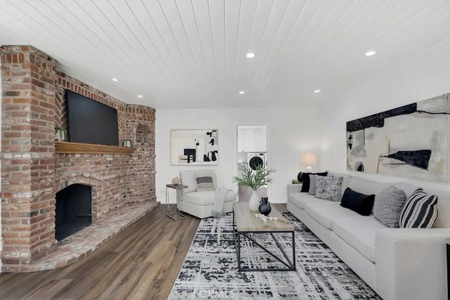 21438 Mulholland, Woodland Hills, CA 91364