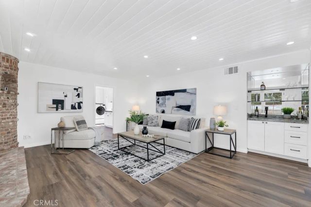 21438 Mulholland, Woodland Hills, CA 91364