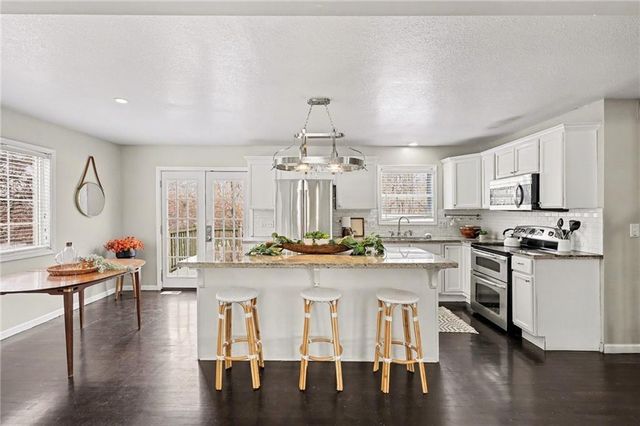 2900 E RED BRIDGE Road, Kansas City, MO 64137