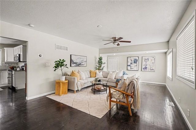 2900 E RED BRIDGE Road, Kansas City, MO 64137