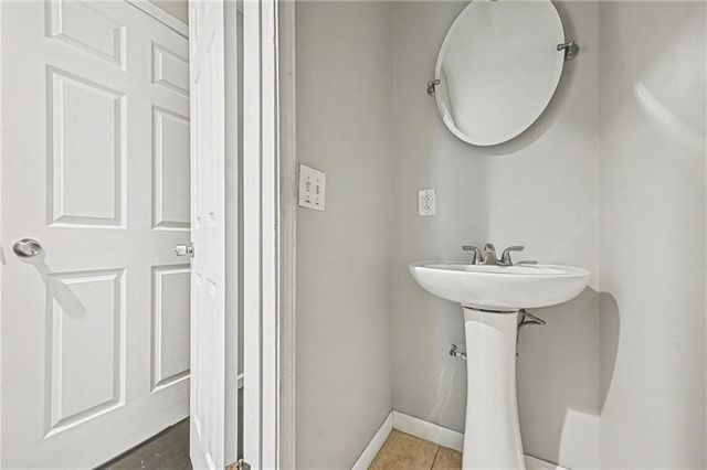 2900 E RED BRIDGE Road, Kansas City, MO 64137