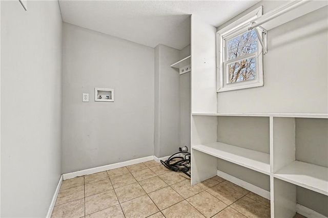 2900 E RED BRIDGE Road, Kansas City, MO 64137