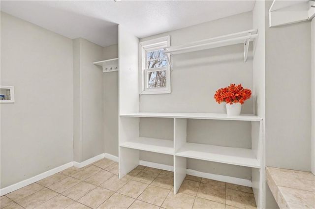 2900 E RED BRIDGE Road, Kansas City, MO 64137