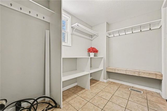 2900 E RED BRIDGE Road, Kansas City, MO 64137