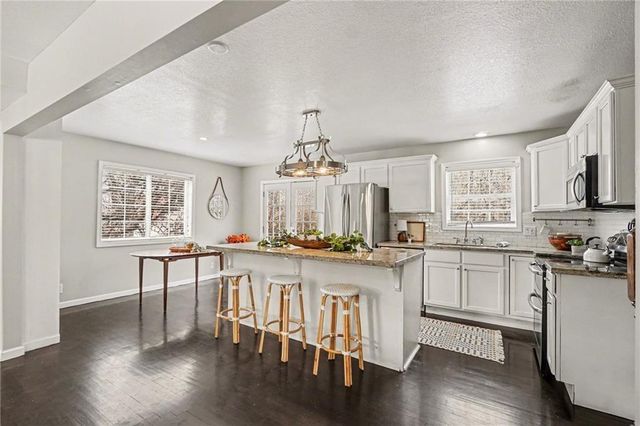 2900 E RED BRIDGE Road, Kansas City, MO 64137