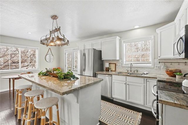 2900 E RED BRIDGE Road, Kansas City, MO 64137