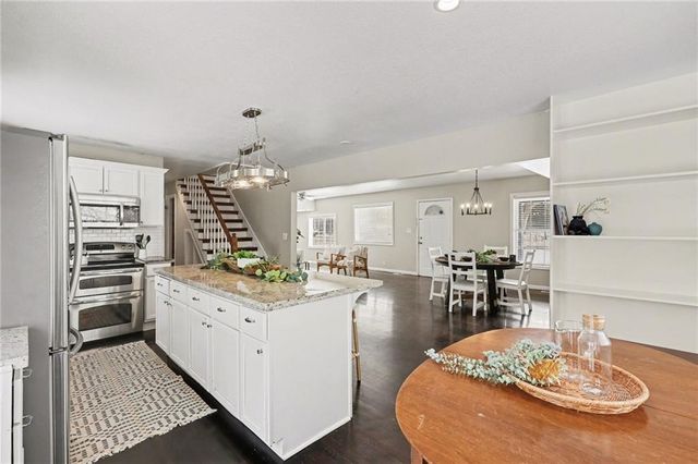 2900 E RED BRIDGE Road, Kansas City, MO 64137