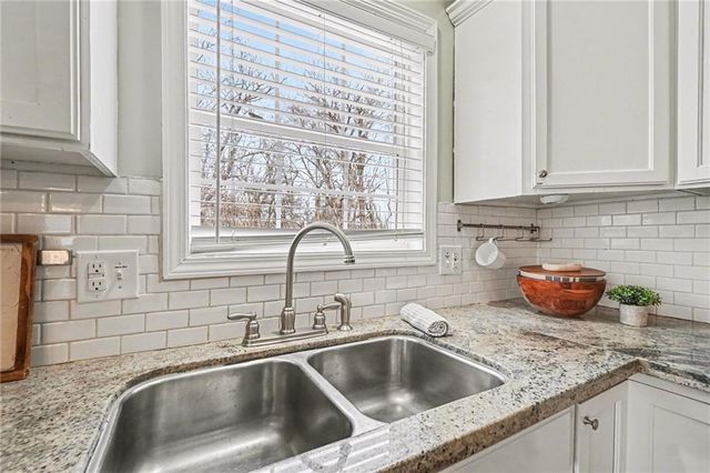 2900 E RED BRIDGE Road, Kansas City, MO 64137