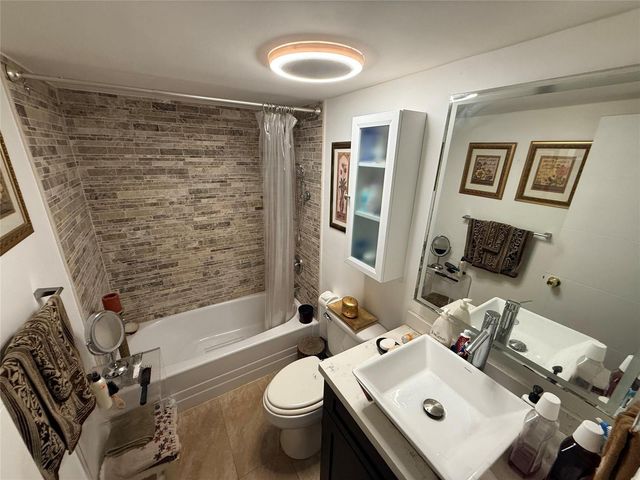 3212 NE 12th Street 303, Pompano Beach, FL 33062