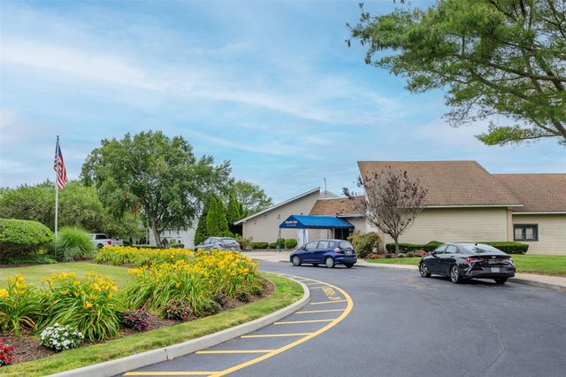 95 Pointe Circle S 95, Coram, NY 11727