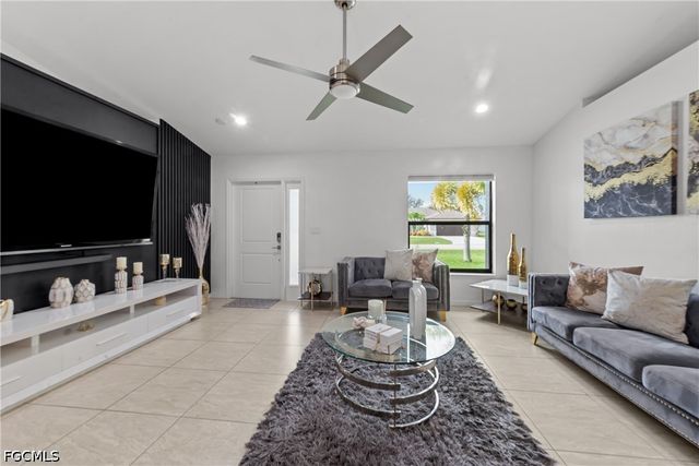 623 SE 3rd ST, Cape Coral, FL 33990
