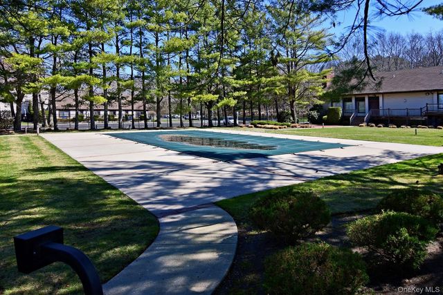92 Gauguin Court 92, Middle Island, NY 11953