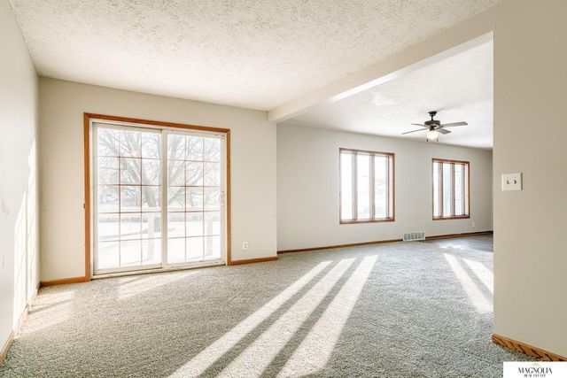 5042 E Sargent Road, Beatrice, NE 68310