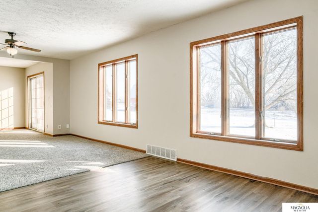 5042 E Sargent Road, Beatrice, NE 68310