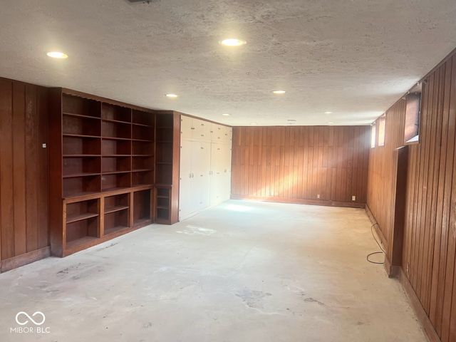 68 N 17th Avenue, Beech Grove, IN 46107