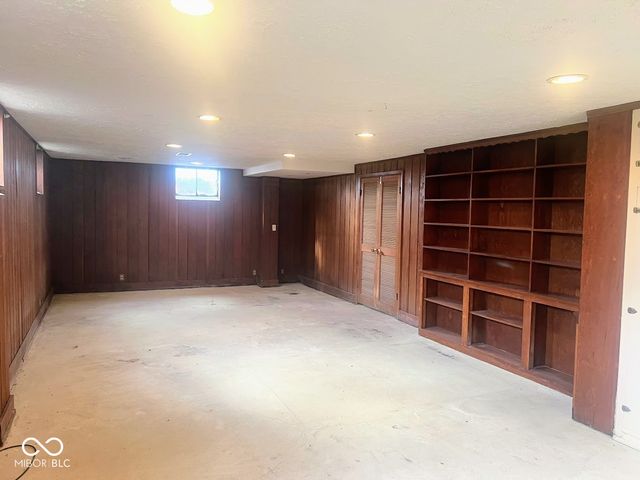 68 N 17th Avenue, Beech Grove, IN 46107