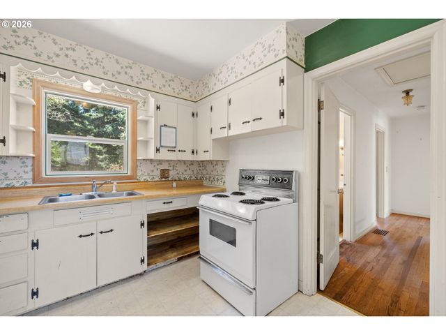 11209 Se PINE Ct, Portland, OR 97216