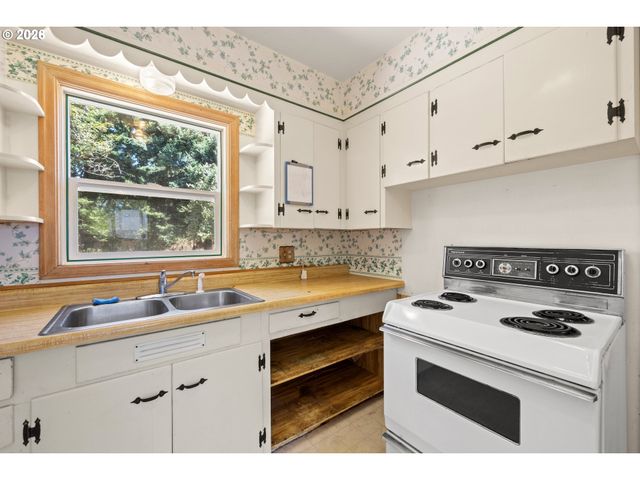 11209 Se PINE Ct, Portland, OR 97216