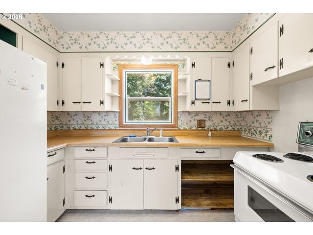 11209 Se PINE Ct, Portland, OR 97216