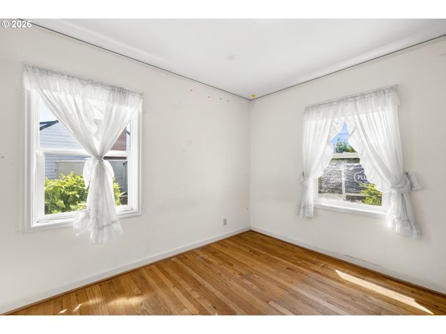 11209 Se PINE Ct, Portland, OR 97216