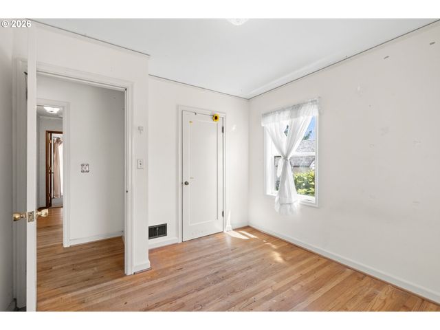 11209 Se PINE Ct, Portland, OR 97216