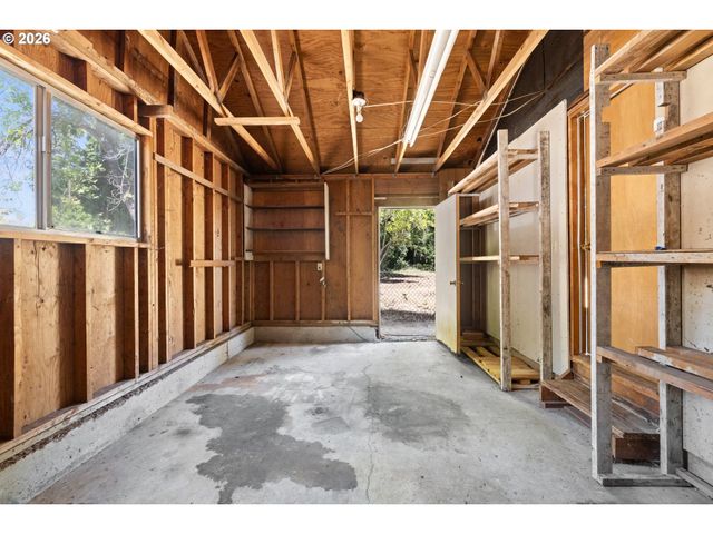 11209 Se PINE Ct, Portland, OR 97216