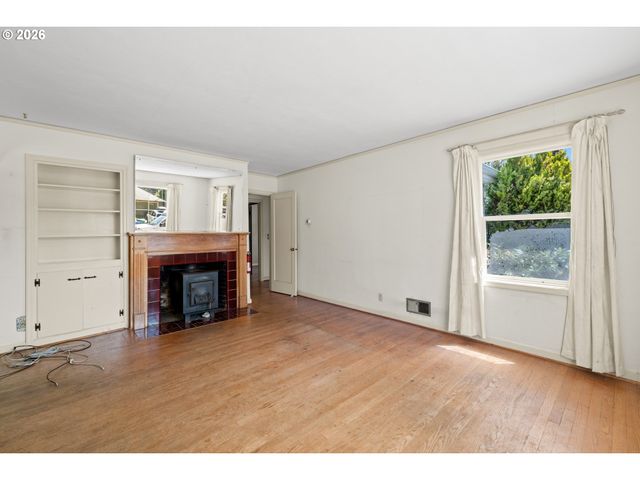 11209 Se PINE Ct, Portland, OR 97216