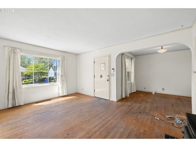 11209 Se PINE Ct, Portland, OR 97216