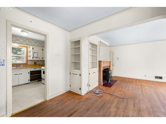 11209 Se PINE Ct, Portland, OR 97216