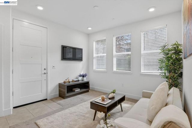 411 Rhythm Ln, Hayward, CA 94544