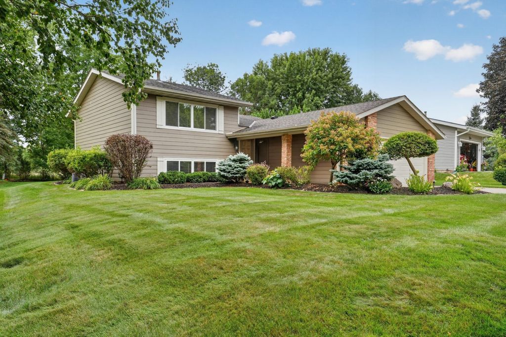 8412 Hiawatha Avenue, Eden Prairie, MN 55347 — exterior