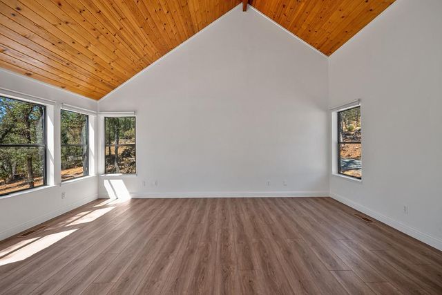 15880 Arrowhead Pl, Grass Valley, CA 95949