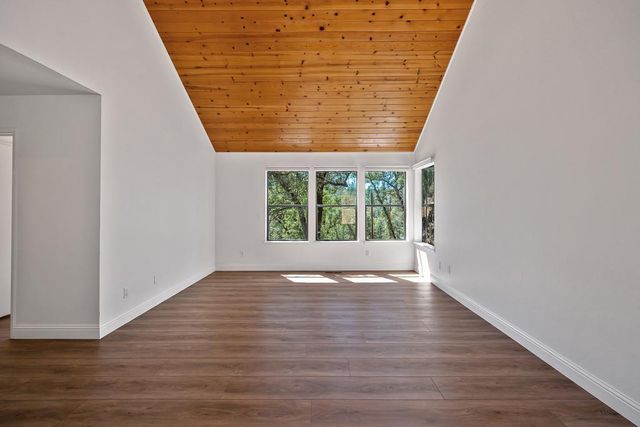 15880 Arrowhead Pl, Grass Valley, CA 95949