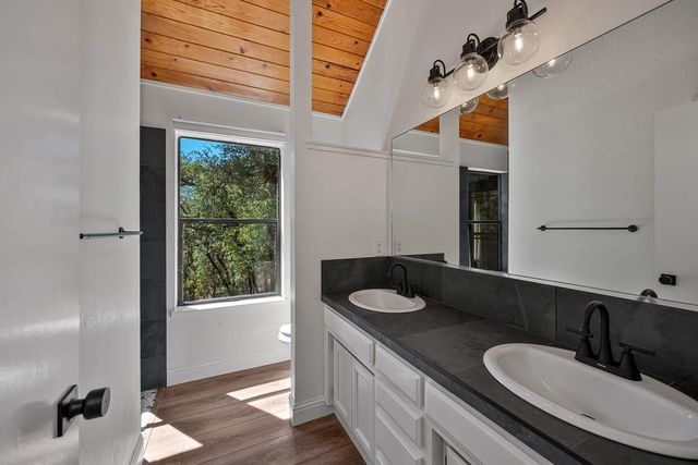 15880 Arrowhead Pl, Grass Valley, CA 95949